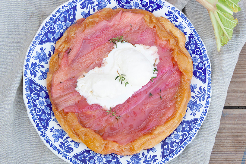 Tarte tartin van rabarber op een bord